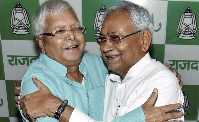 Patna: Lalu Yadav के घर पहुंचे Nitish Kumar, हाथ जोड़कर मांगी माफी! Bihar में सियासी भूचाल