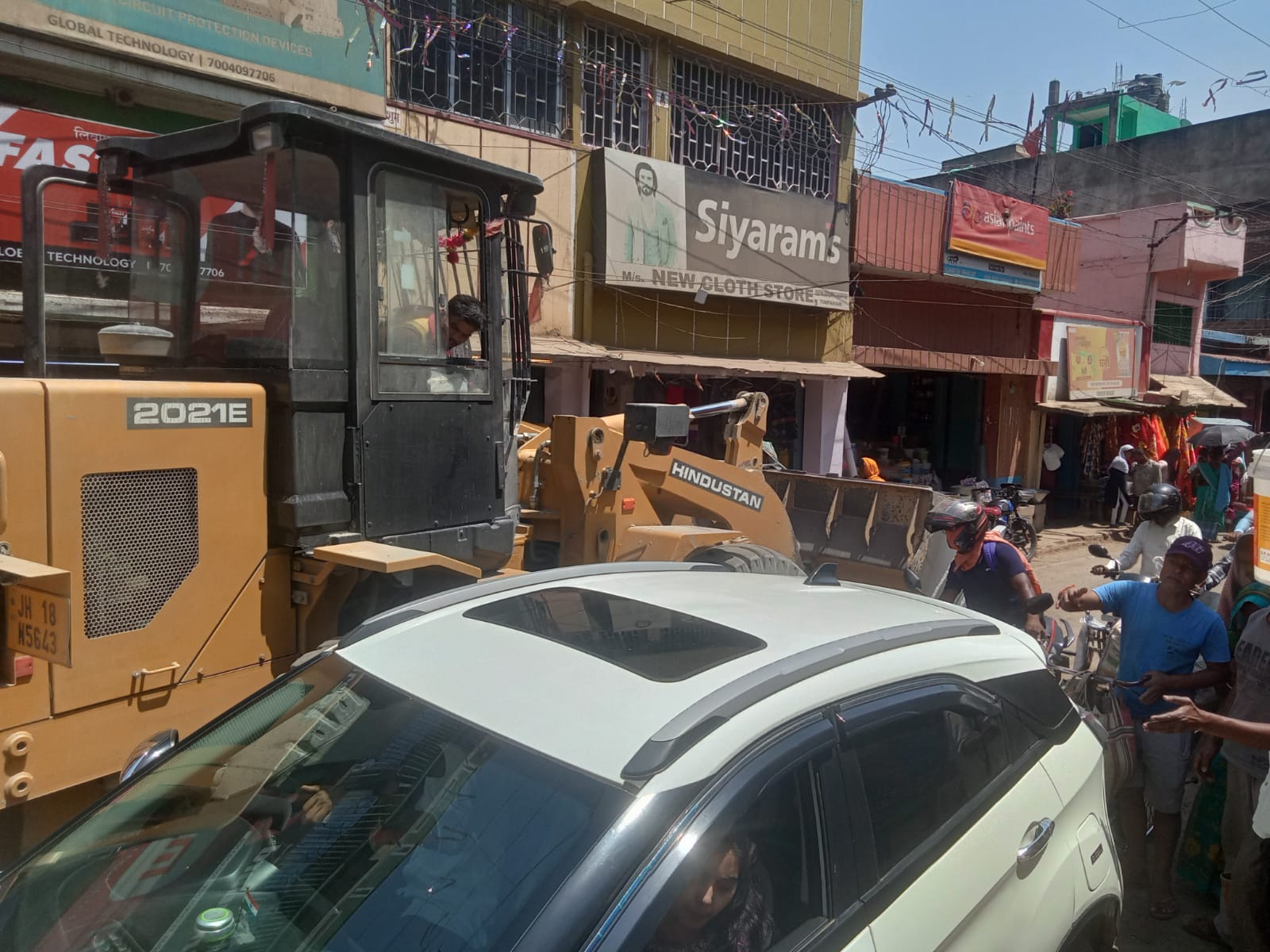 There is a daily jam in Teenpahar market due to heavy vehicles