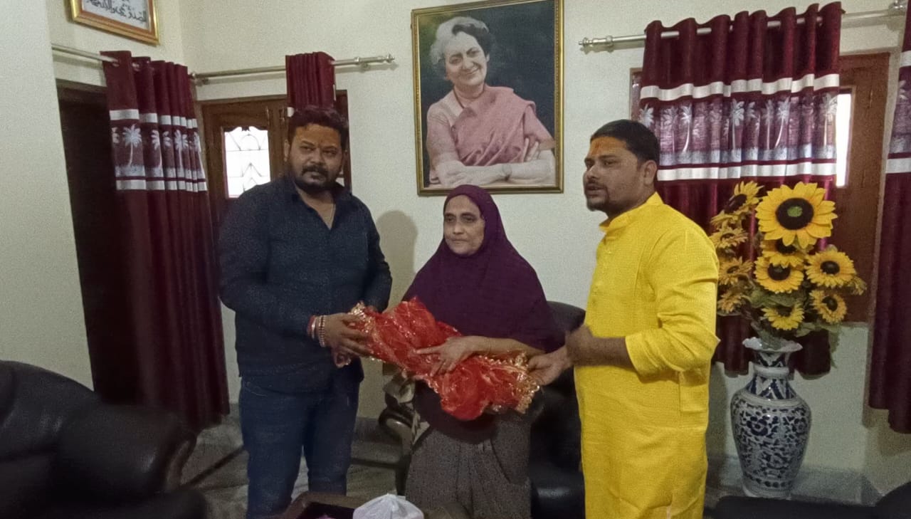 Happy Navratri was presented to Pakur MLA by Mata Rani's Chunari and Prasad