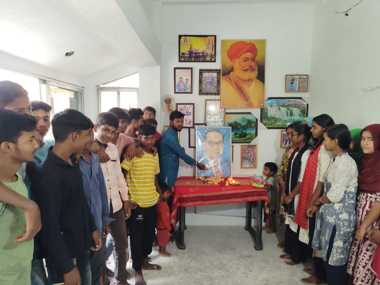 Congress District General Secretary Hiralal Sah celebrated the 135th birth anniversary of Dr. Bhimrao Ambedkar