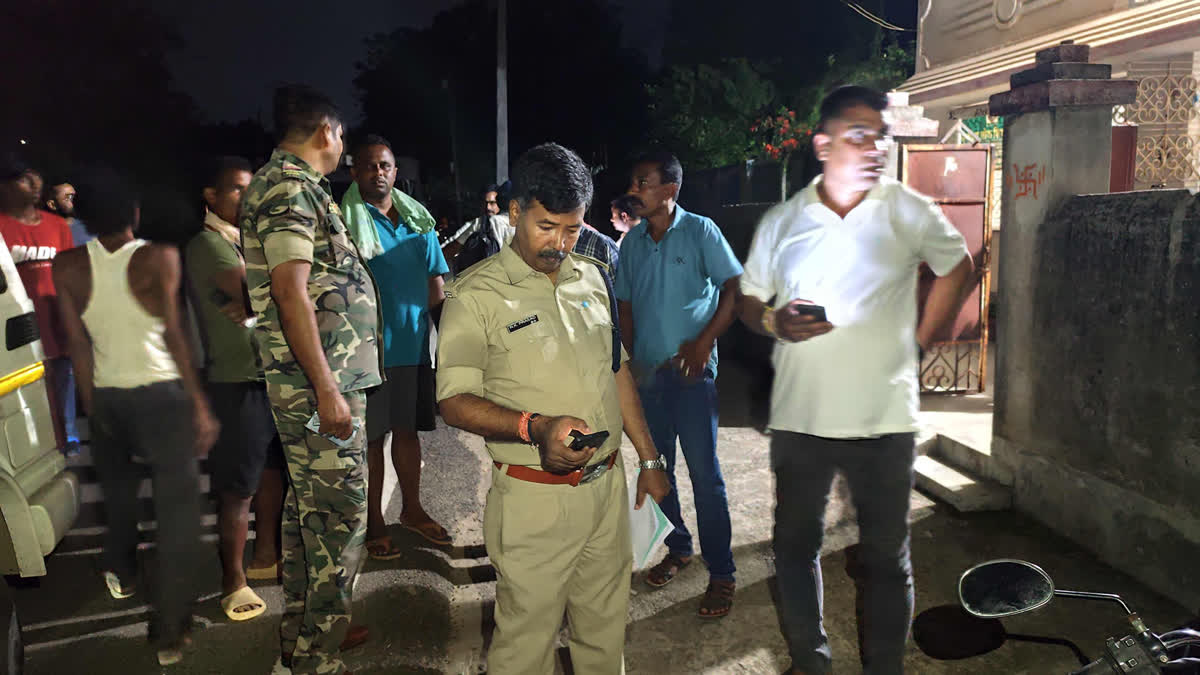 सड़क पर नाले का पानी बहाने के विवाद में महिला पर तलवार से हमला, सिर को धड़ से किया अलग सड़क पर नाले का पानी बहाने के विवाद में महिला पर तलवार से हमला, सिर को धड़ से किया अलग