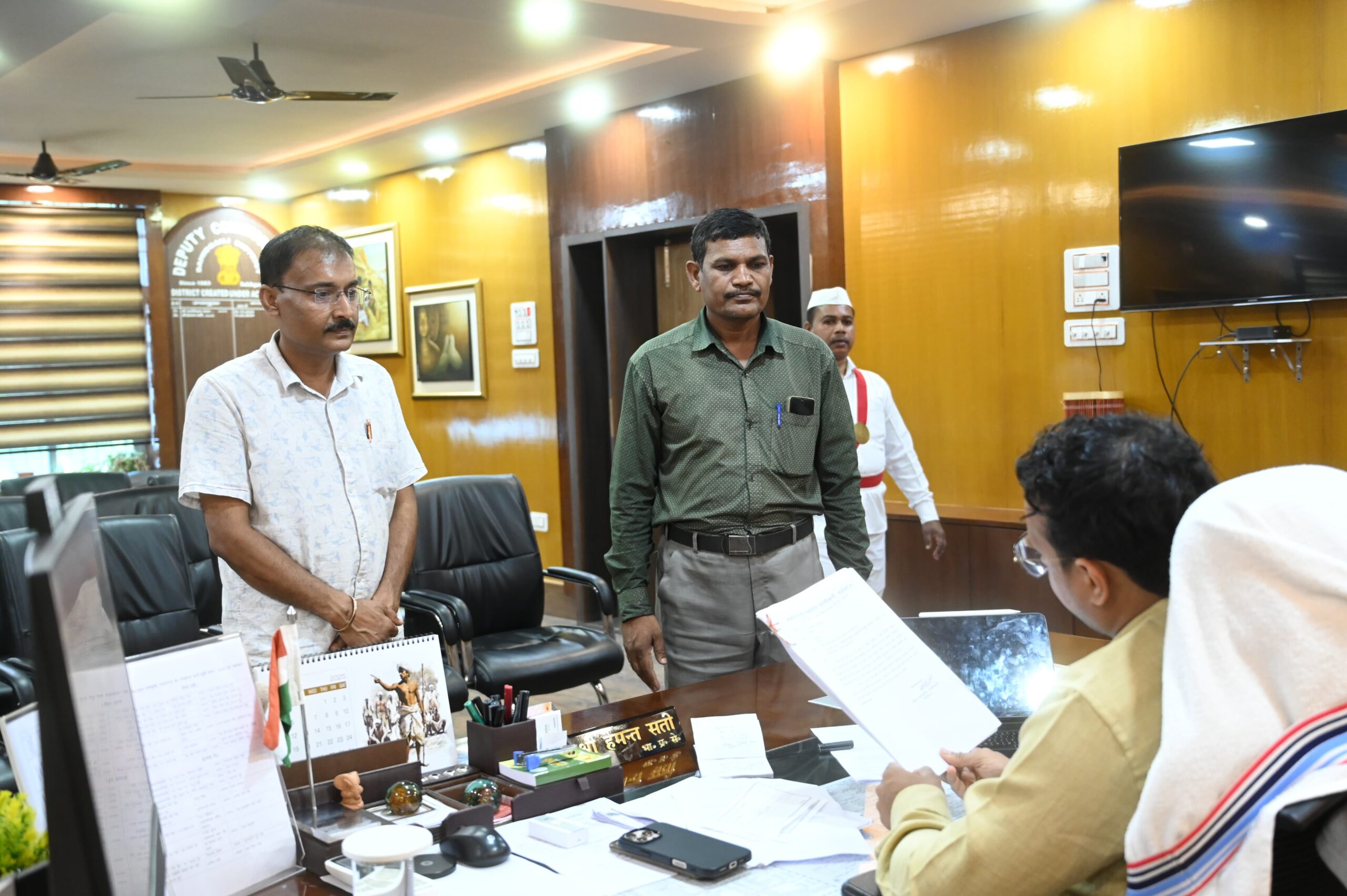 Sahibganj: Deputy Commissioner Hemant Sati heard the grievances of the common people through public darbar