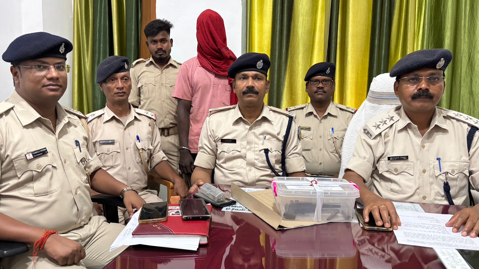 Bori police station arrested a young man with a country-made pistol and live cartridges