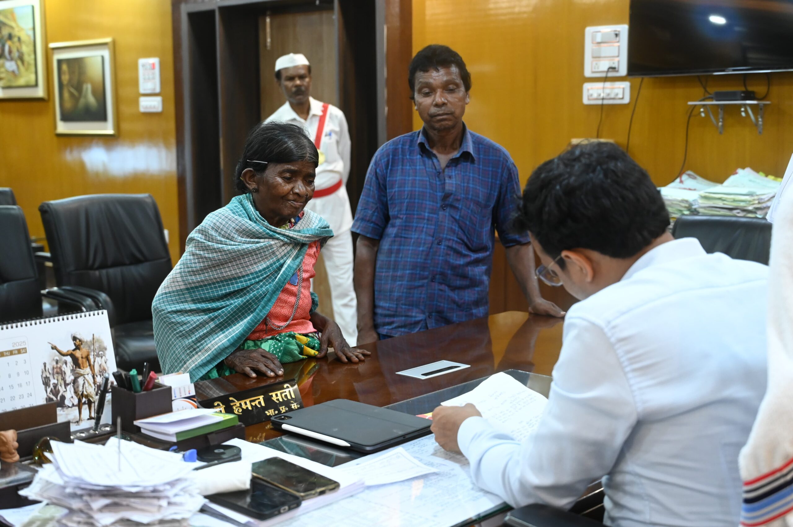 Sahibganj Deputy Commissioner heard the problems of the people in the public court, assured quick solution