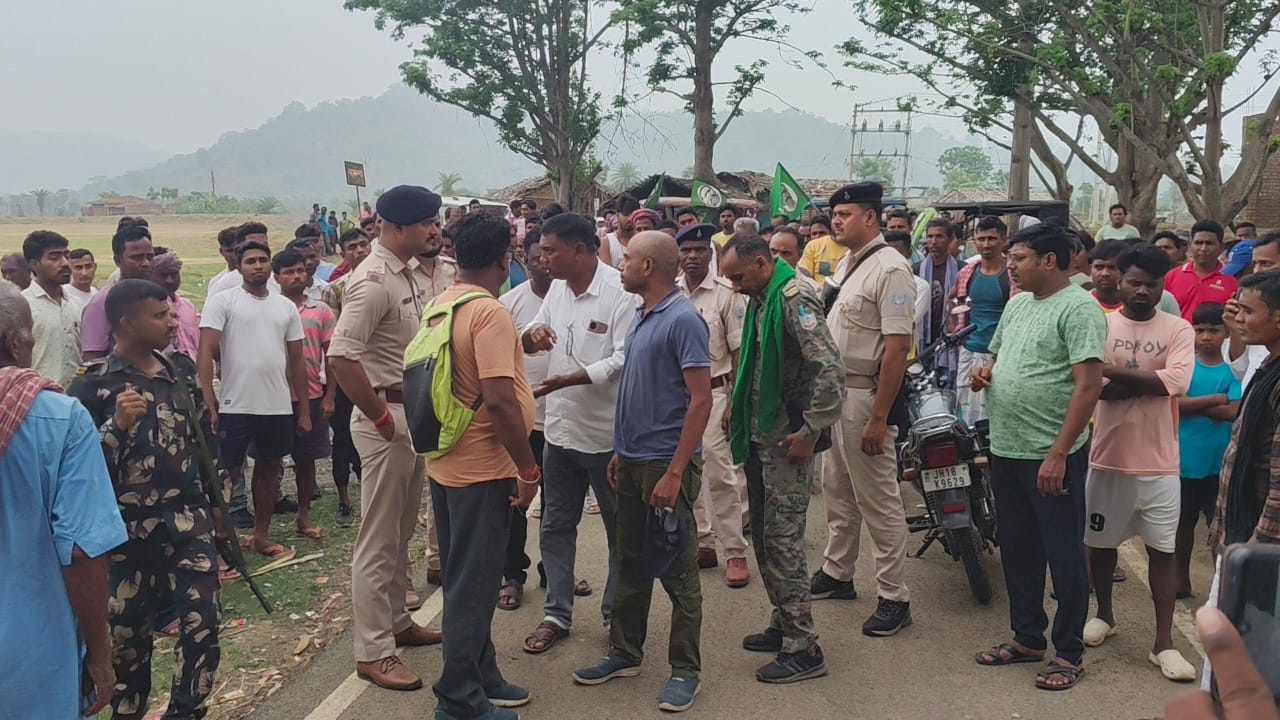 Ruckus over MNREGA scheme in Rajmahal, BDO seizes tractor, villagers block road