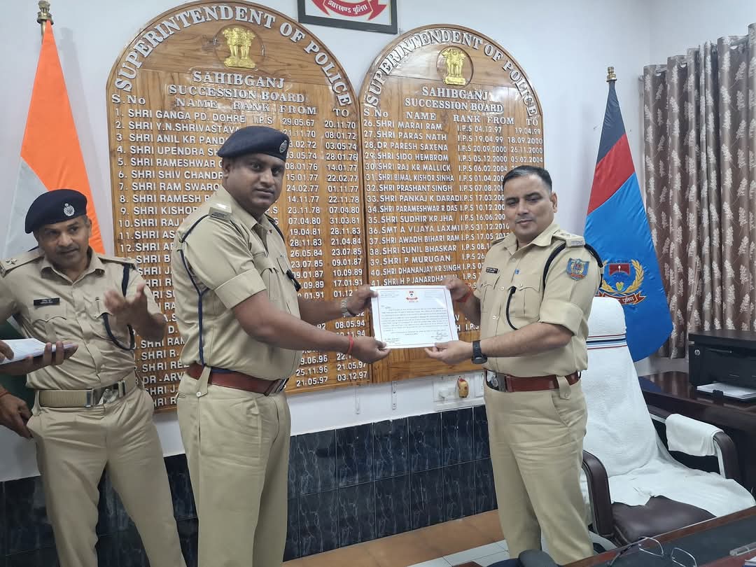 Appreciating the leadership ability and promptness, Sahibganj SP gave a certificate of appreciation to the city police station in-charge