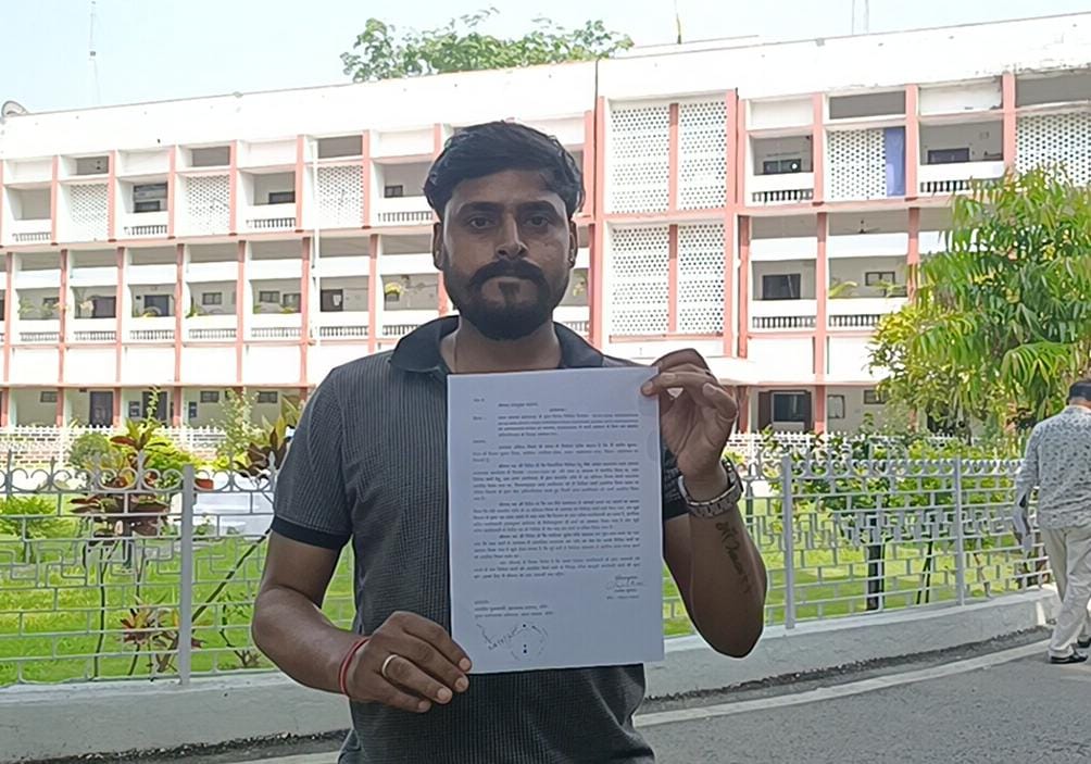 After all, who is that senior officer under whose pressure the tender was distributed bypassing the rules? Complaint to the Deputy Commissioner!