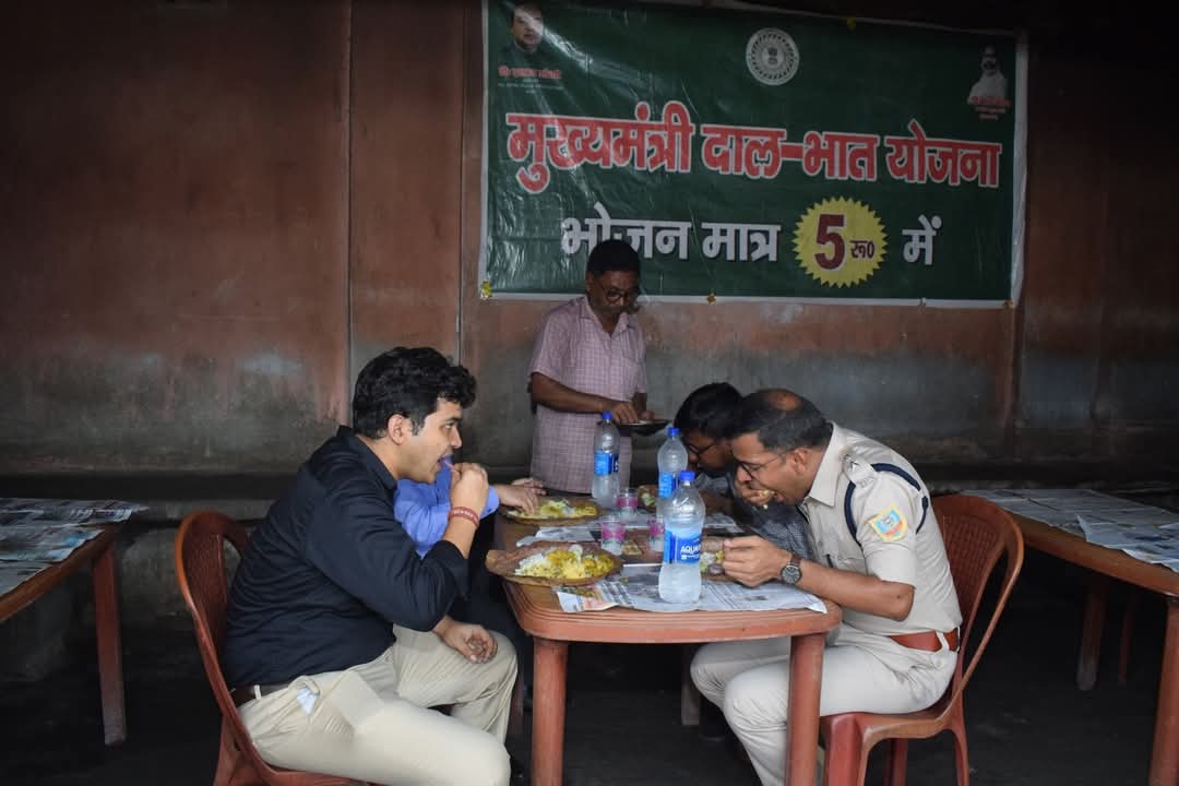 Pakur: Public's food, Sahib's water: 5 rupees plate, 20 rupees bottle