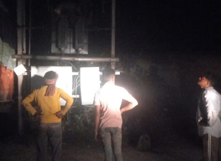 Electricity pole damaged in Naya Tola of Barharwa, supply of Vijaypur feeder disrupted