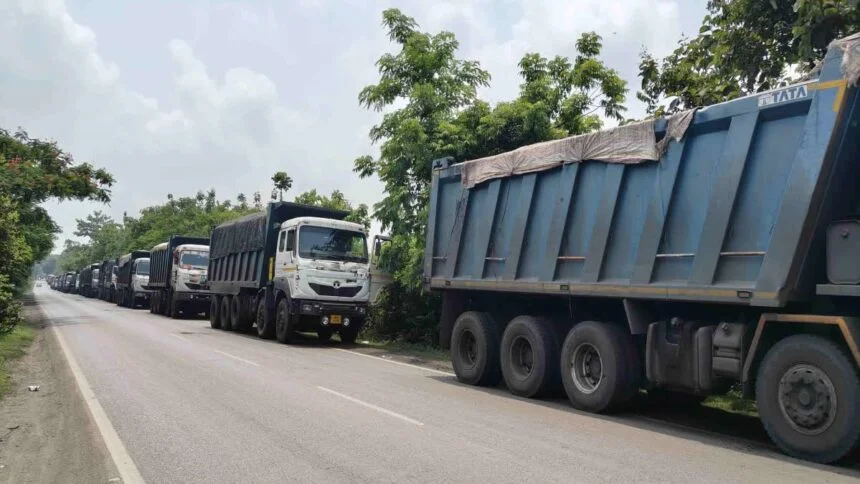 Coal transportation stopped between Pakur-Dumka: Tribal villagers erupted in anger in Kathikund