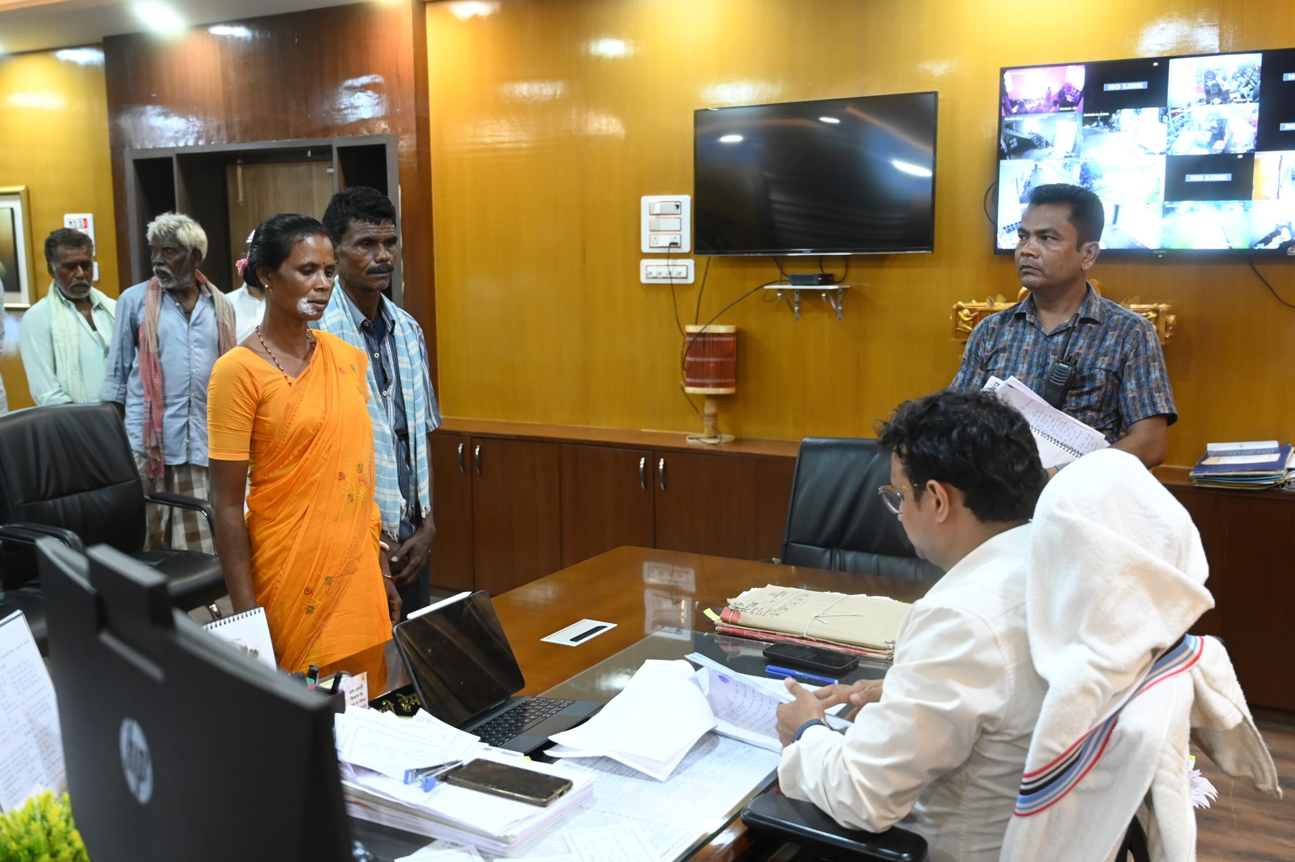 Deputy Commissioner heard the problems of common people in Janta Darbar, assured quick solution