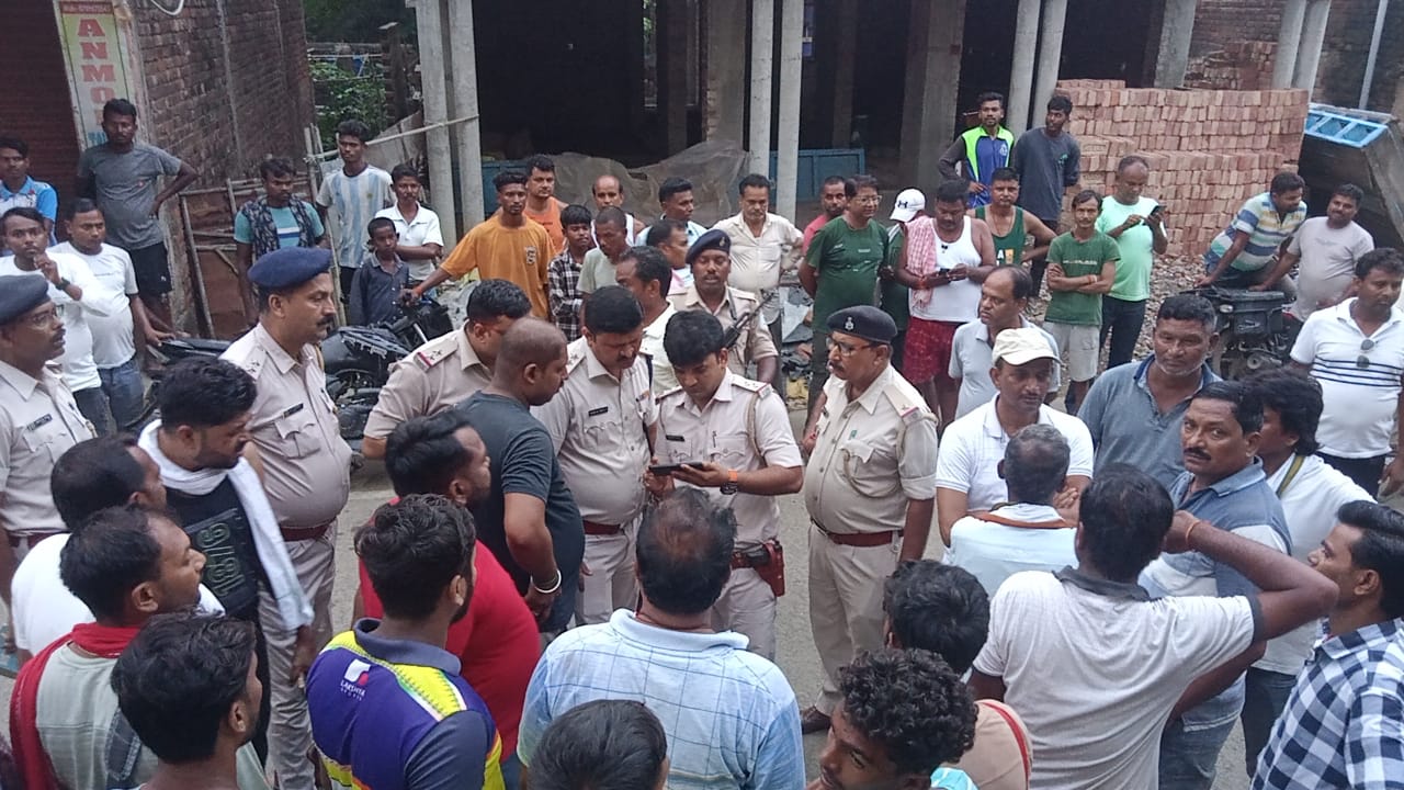 Rajmahal: Deepak Jewelers robbed at gunpoint in broad daylight, firing creates panic
