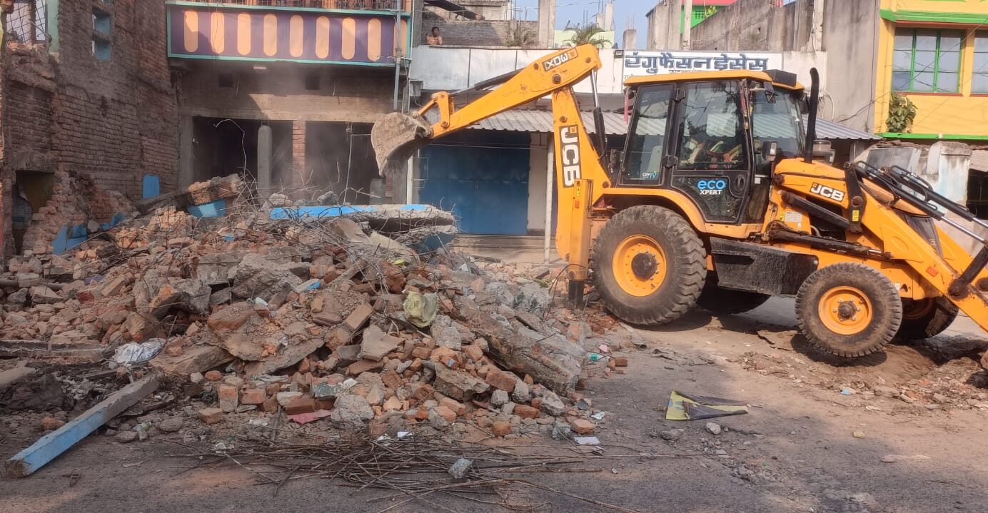 Kotalpokhar: Ramji Saha and Premchand Saha voluntarily removed encroachment and helped in development
