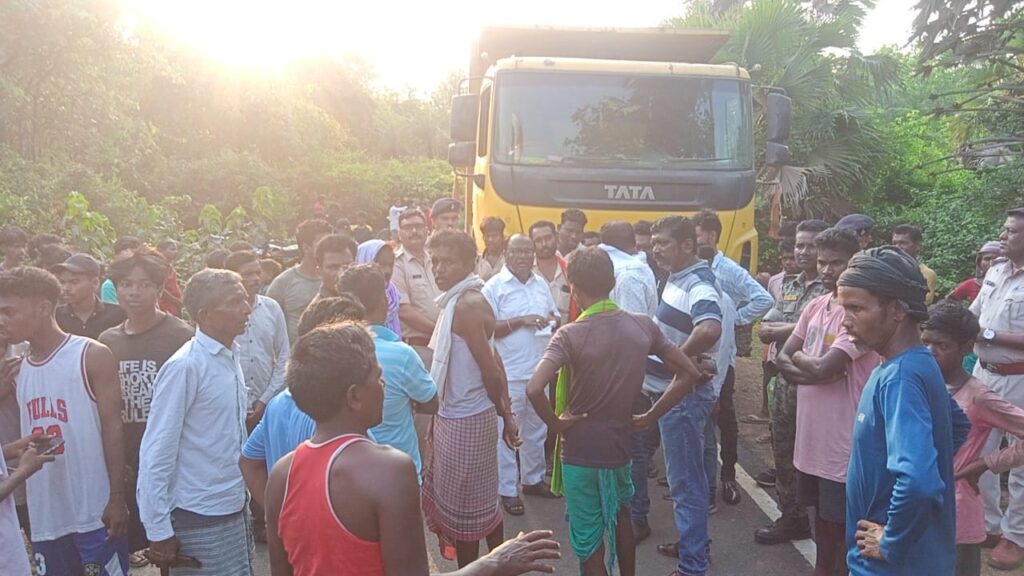 Tinpahar: Overloaded Hiva crushes bike rider, young man dies; Villagers angry