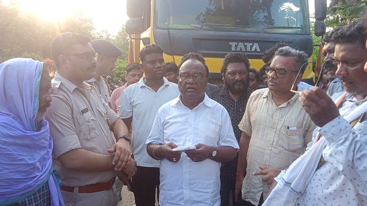 Tinpahar: Overloaded Hiva crushes bike rider, young man dies; Villagers angry