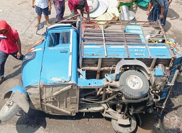 A goods tempo overturned in Tinpahar market, two injured, pothole-filled road and overloading were the reason
