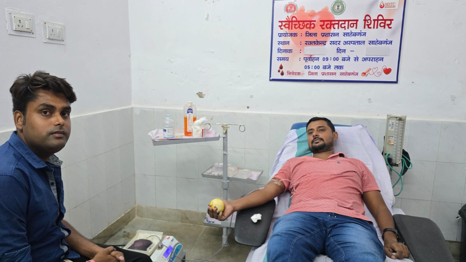 An example of humanity before World Blood Donation Day: Prabhat Mantra's district bureau Tauqeer Raj donated blood