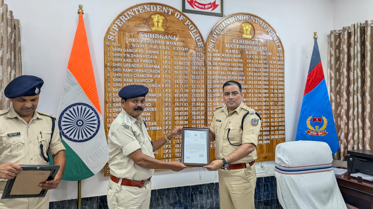 Sahibganj SP honored police officers for successfully solving many cases