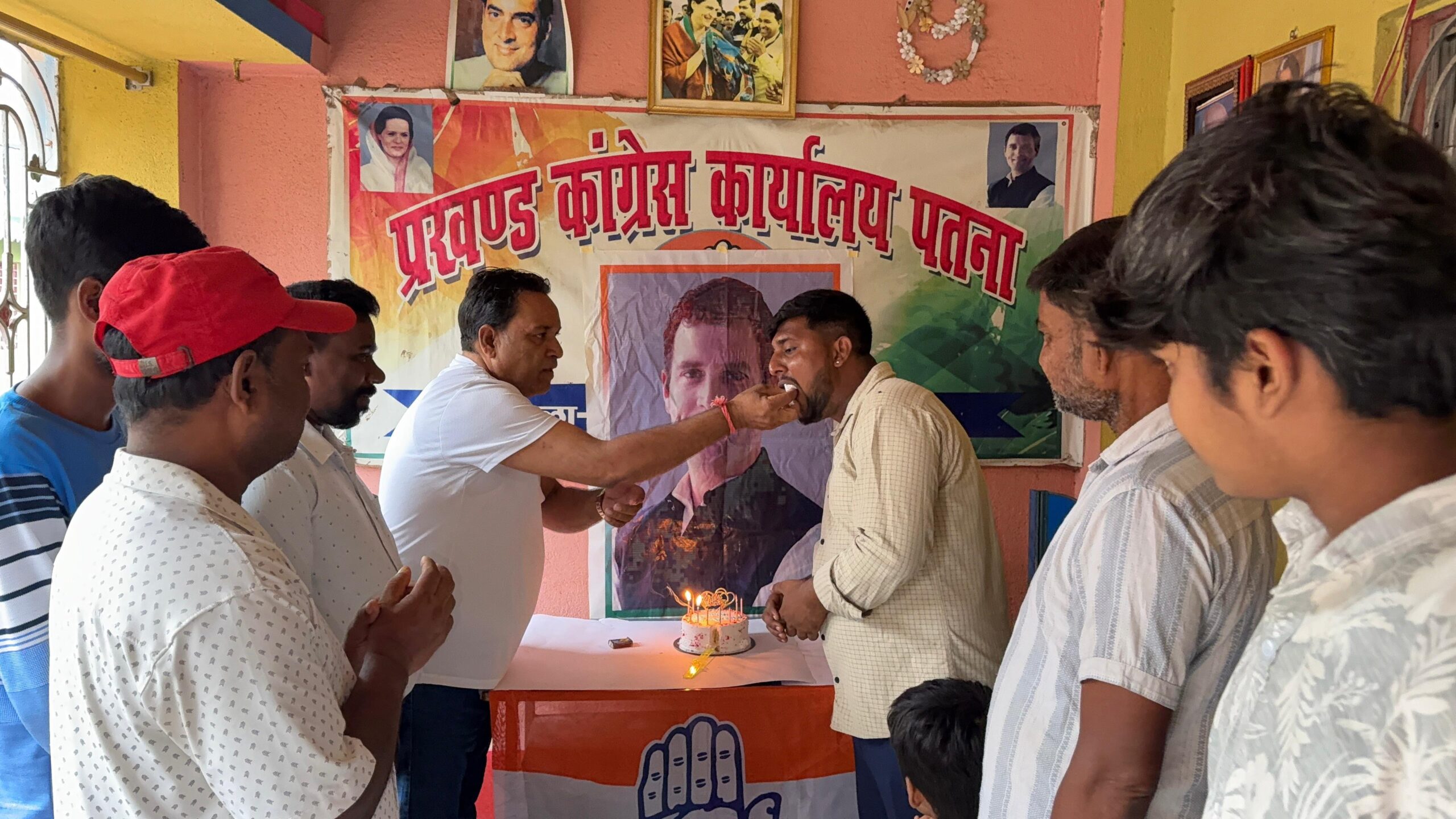 Sahibganj: Rahul Gandhi's birthday was celebrated with great enthusiasm in Patna, Block President Parvez wished him by cutting the cake