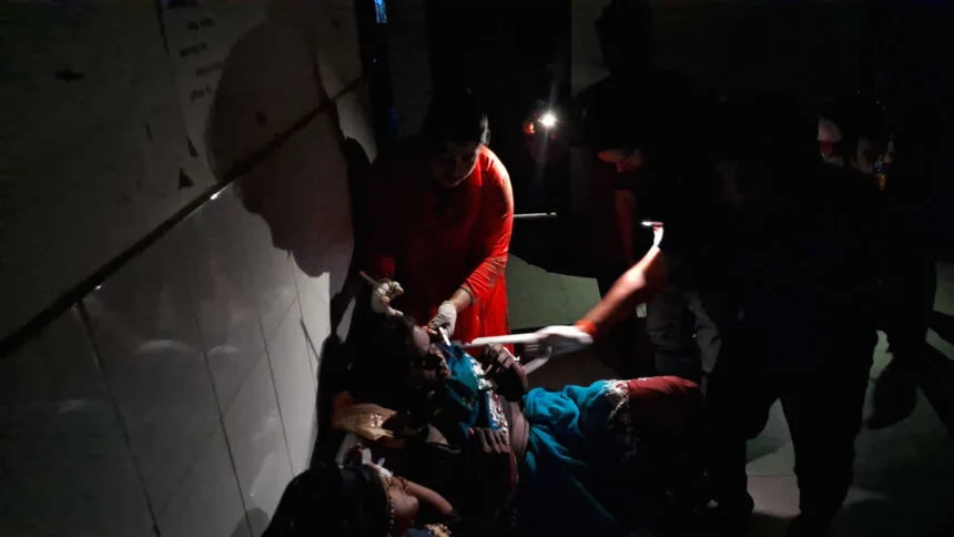 Shameful picture of a big hospital in Jharkhand: The injured struggled between life and death in the dark, mobile torch became the only support