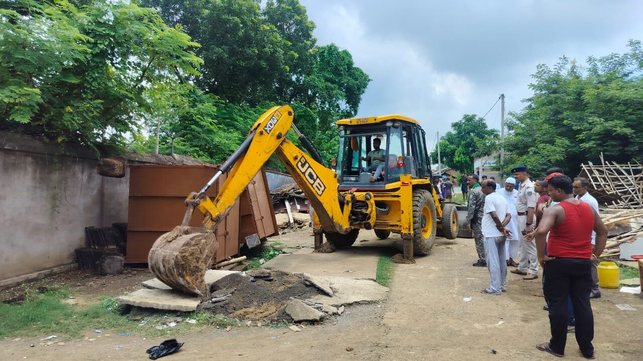 Tinpahar: Bulldozer runs on poor people's homes, action to remove encroachment in Mundli Mission