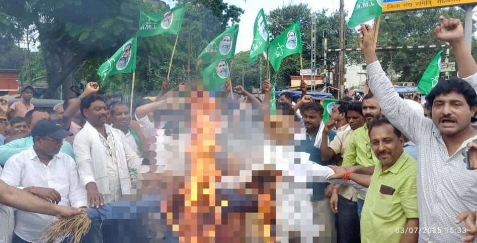 Sahibganj: JMM burns effigy in protest against BJP's conspiracy, workers raise slogans
