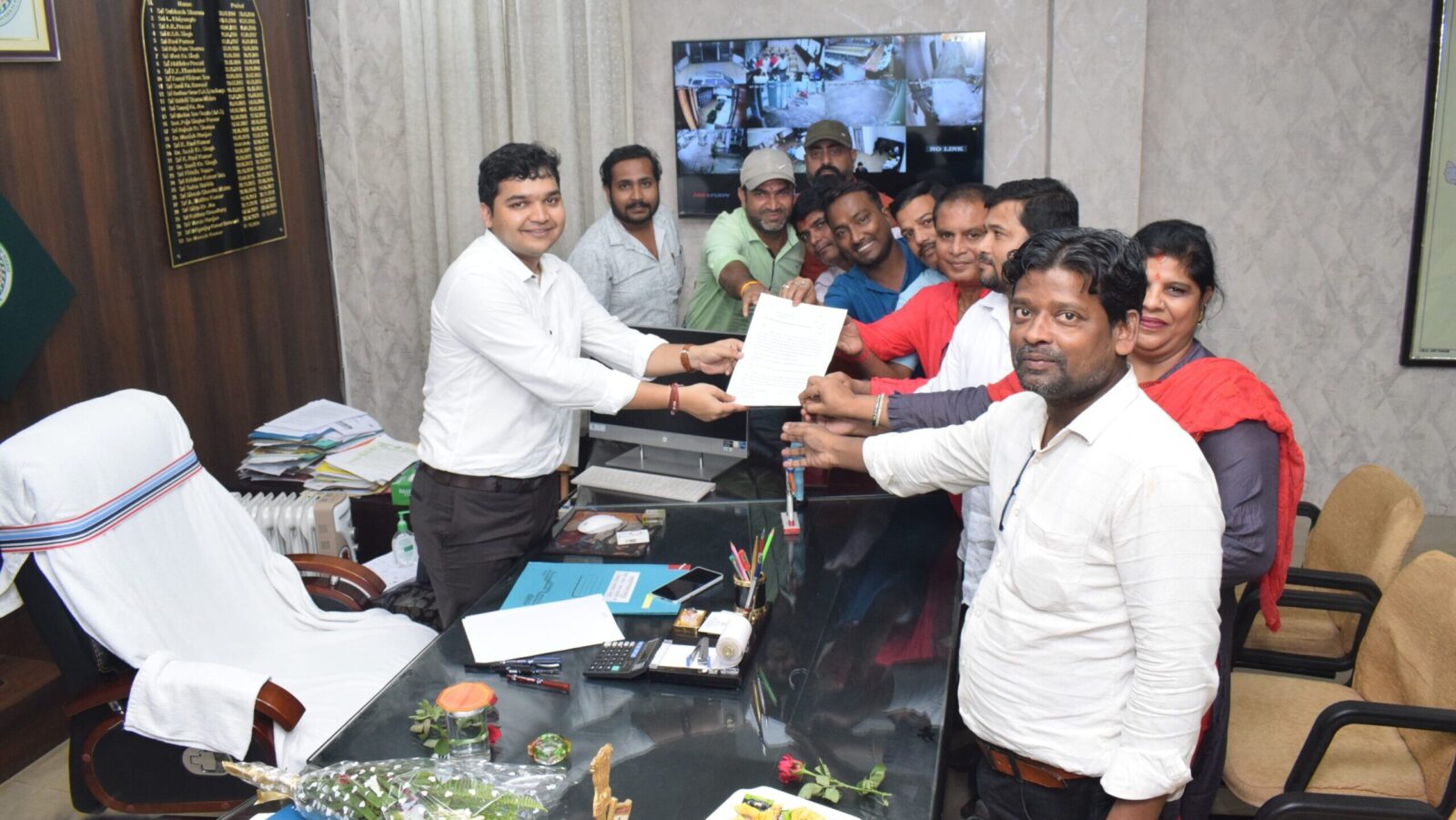 Pakur: Journalists submitted a memorandum to DC demanding transparent elections