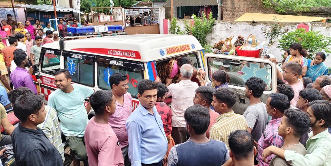 Pakur: A young man committed suicide by hanging himself with a shawl, a huge crowd gathered at the CHC