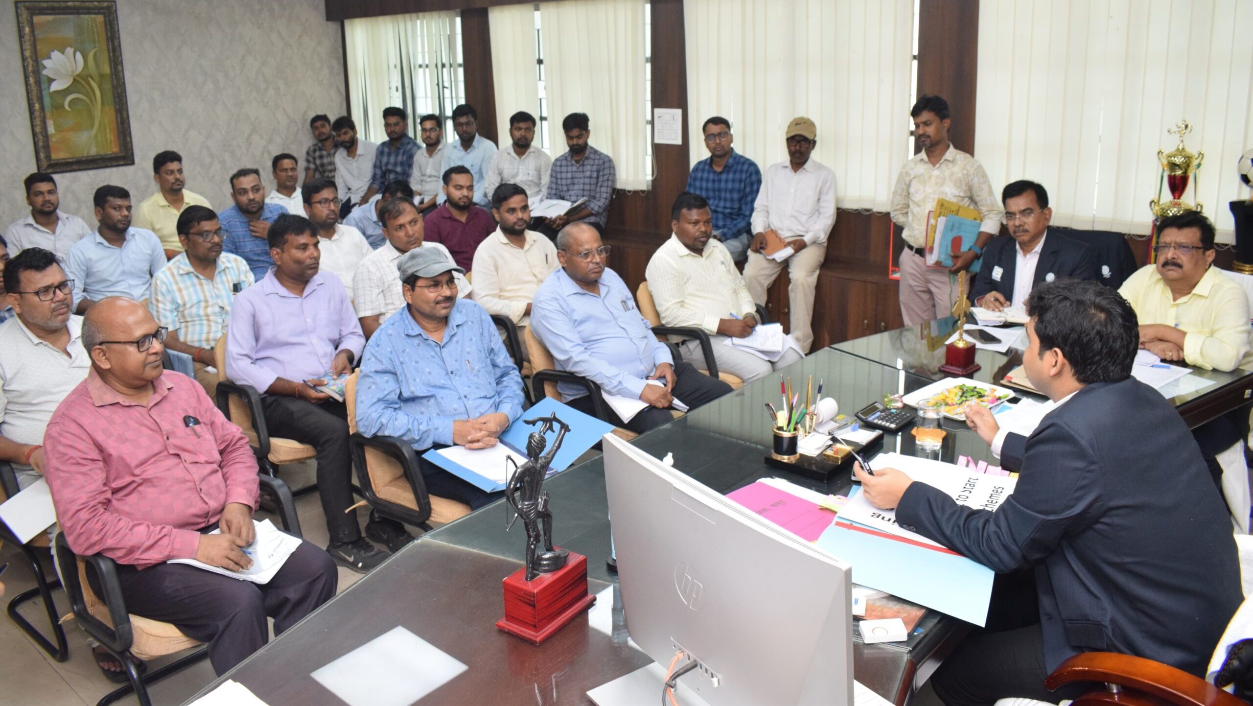 Pakur: Deputy Commissioner held a review meeting of DMFT schemes, gave instructions to complete the work on time