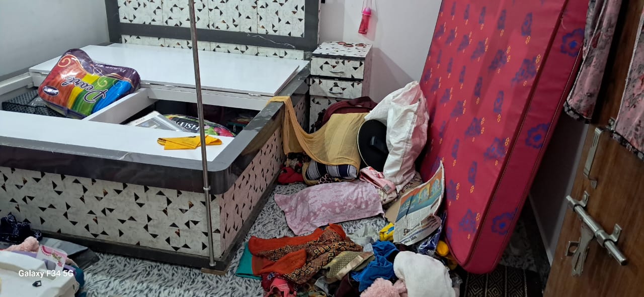 Barharwa: Lakhs stolen from a closed house in Professor Colony, family in shock, police engaged in investigation