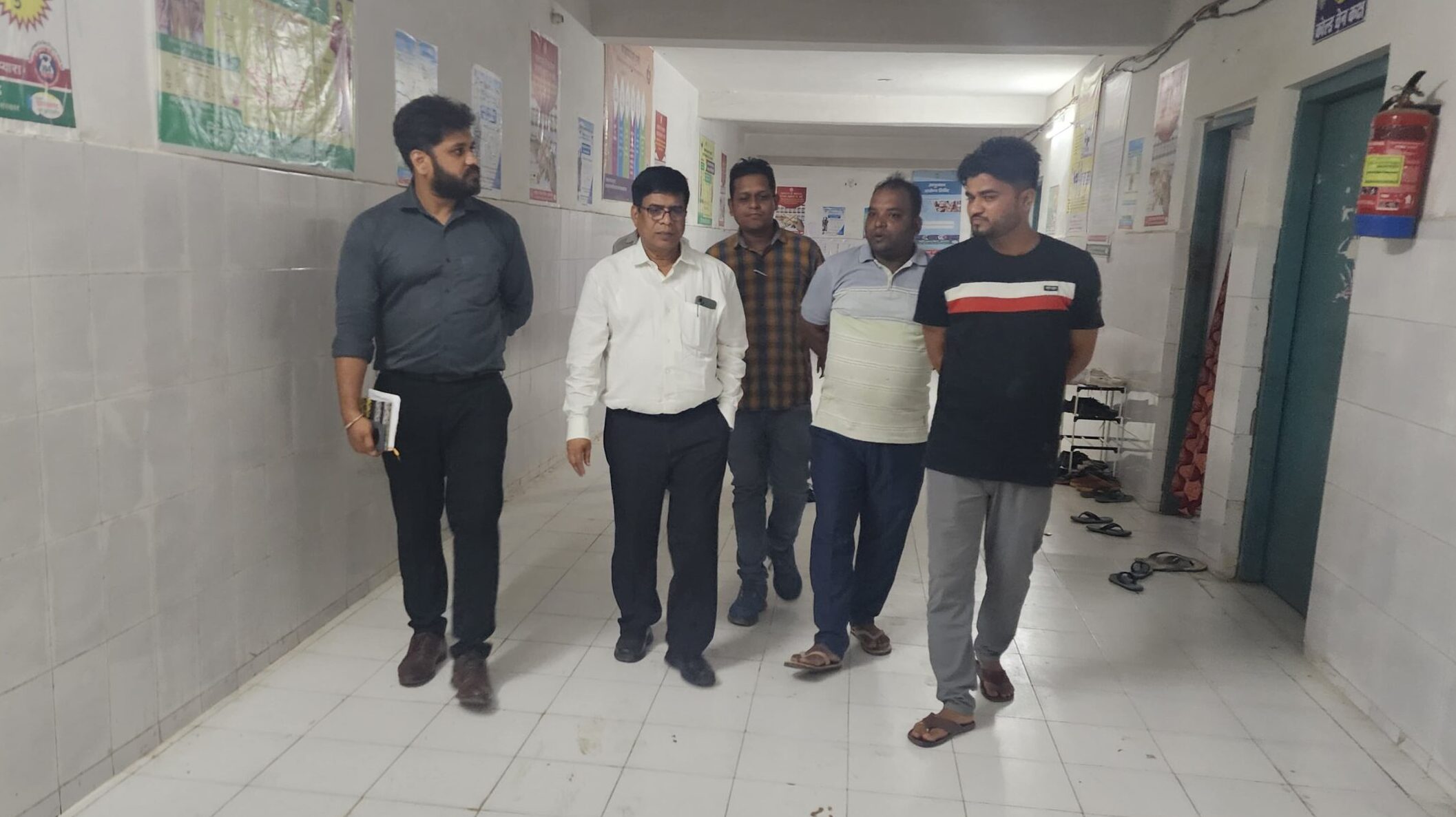 Sahibganj: Late night the civil surgeon conducted a surprise inspection of Mandro and Borio health centers