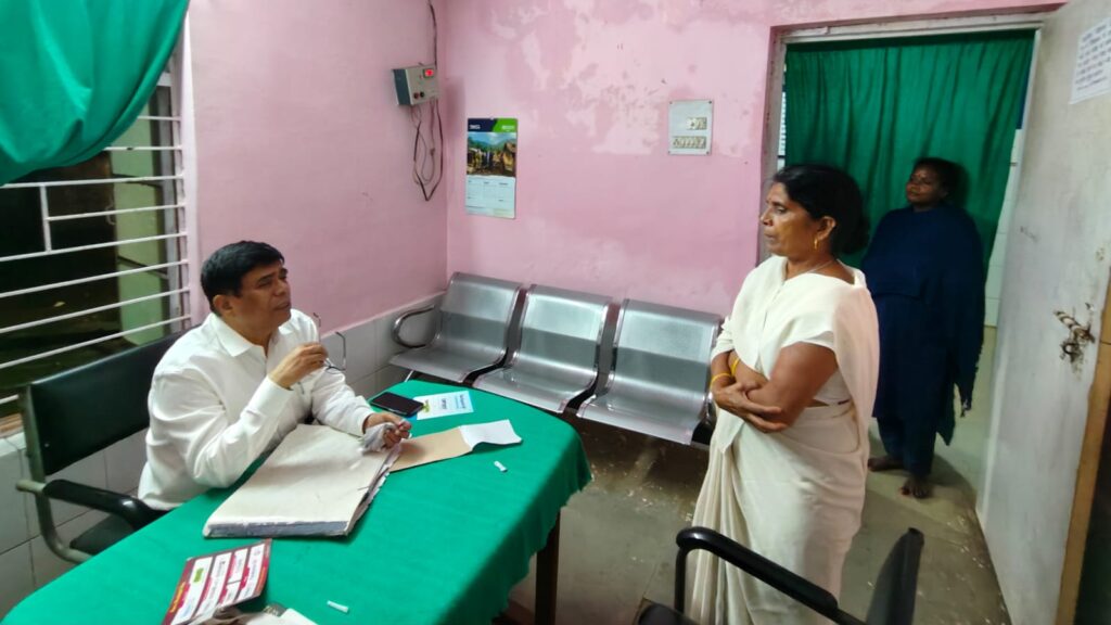 Sahibganj: Late night the civil surgeon conducted a surprise inspection of Mandro and Borio health centers