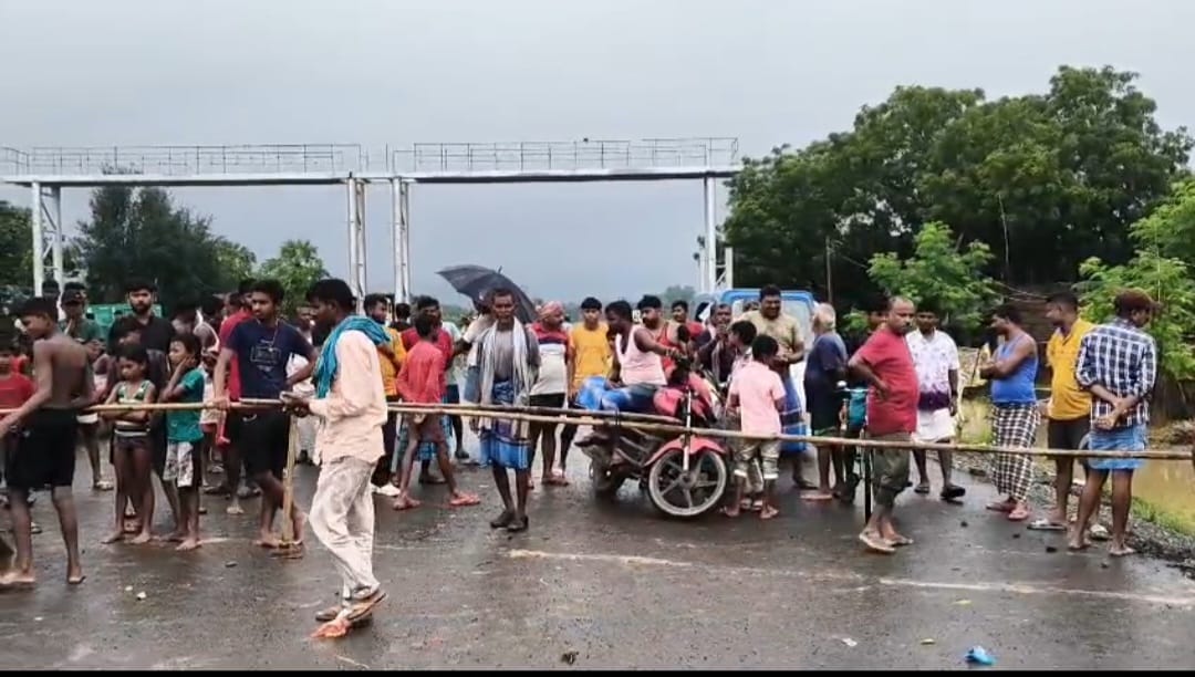 Sahibganj: Due to the construction of four-lane road, rainwater entered the houses in Kanhaiya Sthan, angry villagers blocked the road
