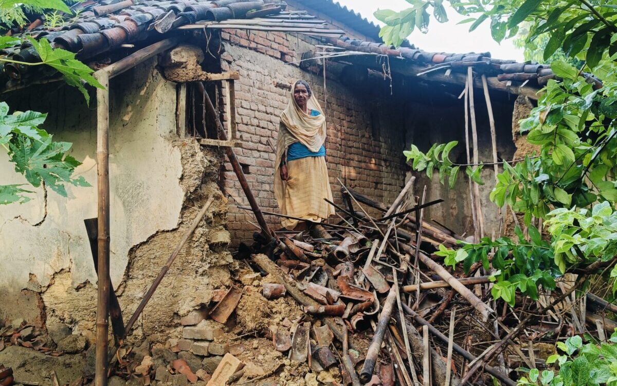 Sahibganj: Due to heavy rain, the mud house collapsed in Danwar Muslim Tola of Borio, Ruh Momin's family homeless