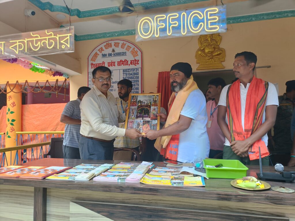 Sahibganj: MP Vijay Hansda performed puja at Shivgadi Dham, received a warm welcome
