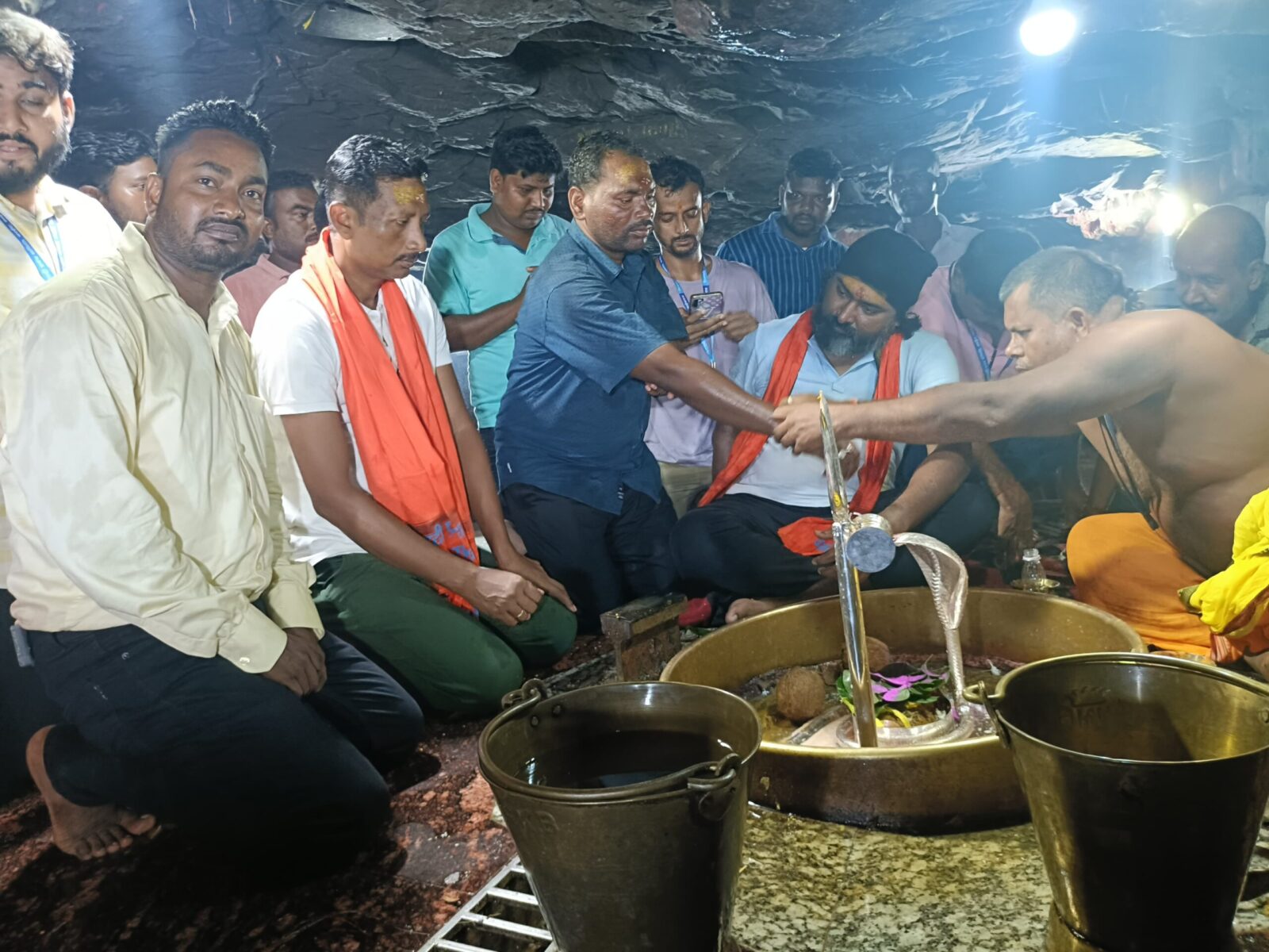 Sahibganj: MP Vijay Hansda performed puja at Shivgadi Dham, received a warm welcome