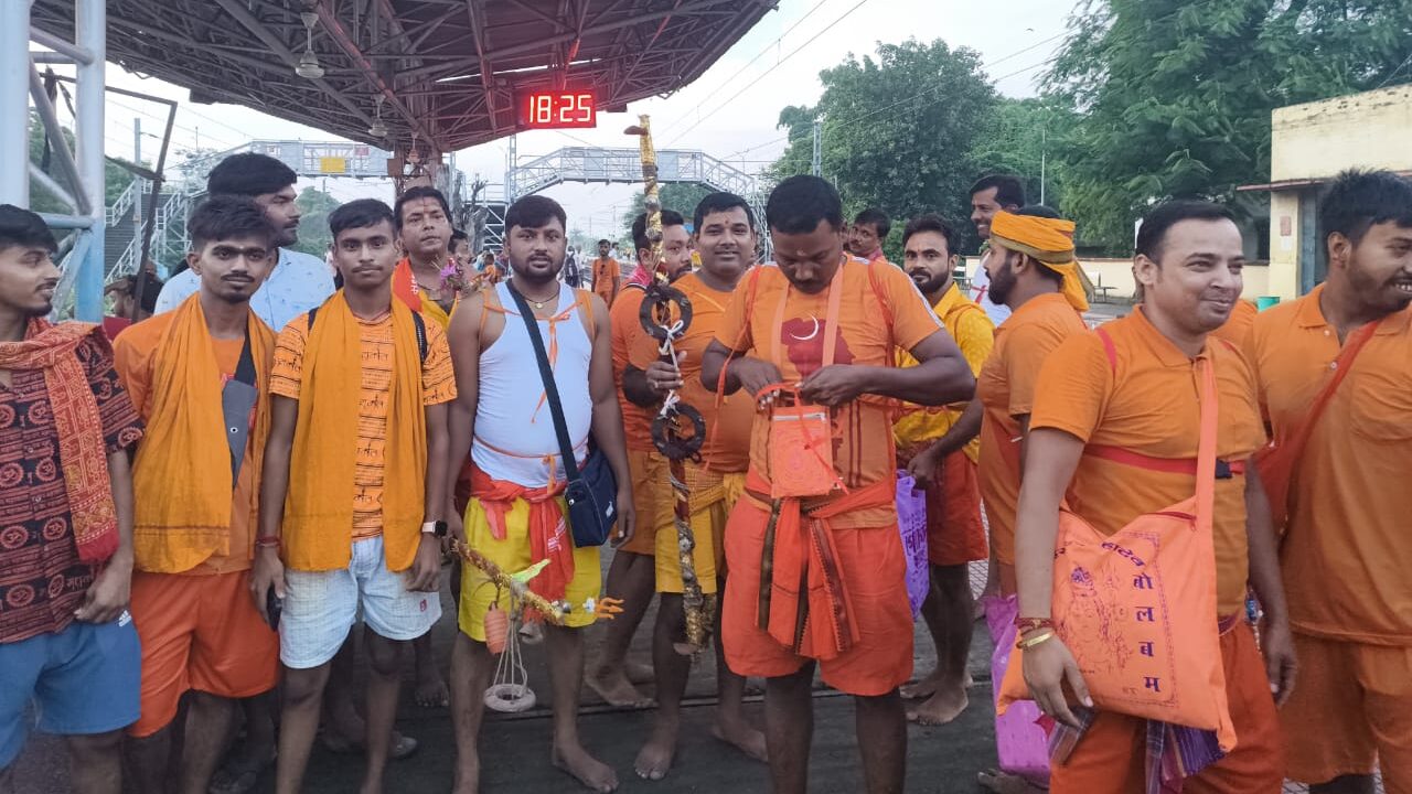 Sahibganj: The chant of “Har-Har Mahadev” resonated in Kotalpokhar, a group of Kanwarias left for Sultanganj