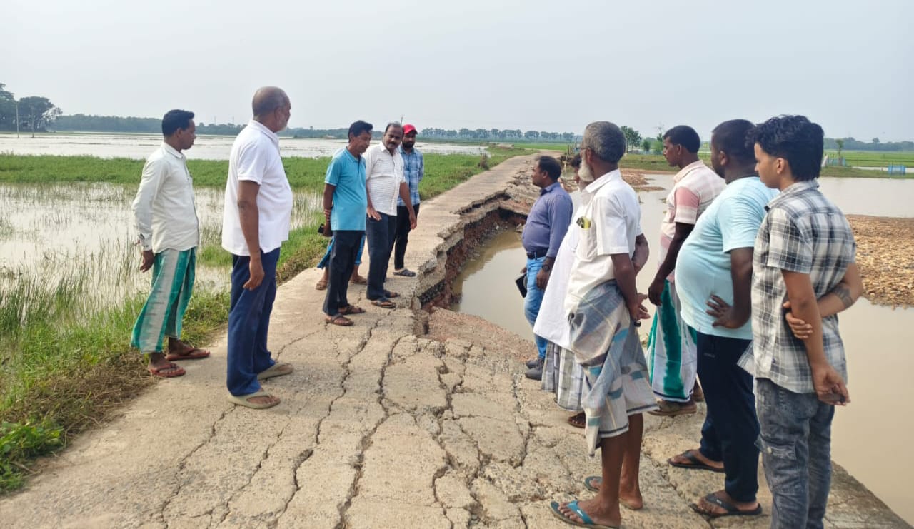 Inspection of roads damaged by flood in Barharwa, MLA Nisat Alam gave necessary instructions