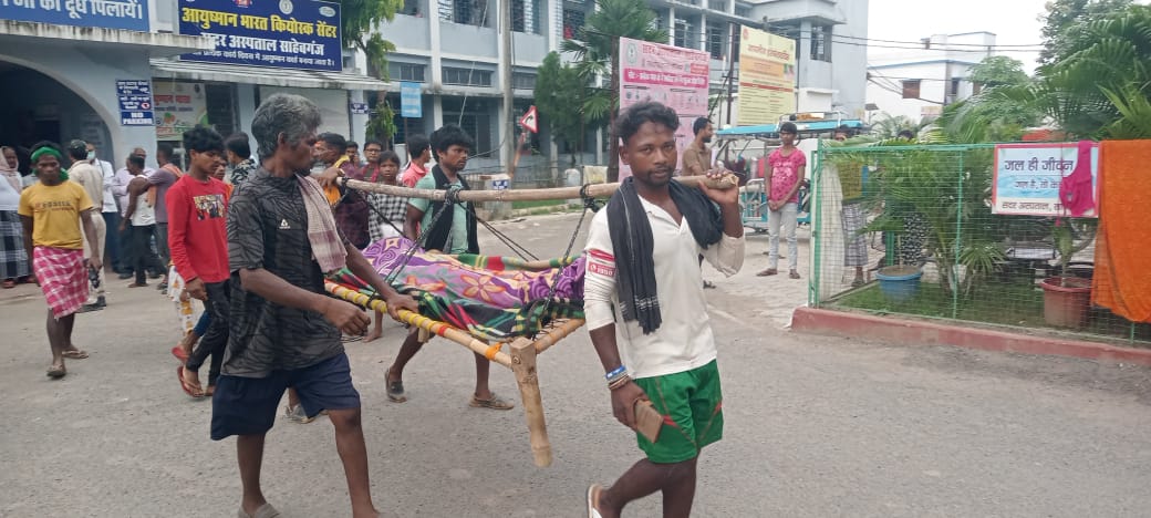 Sahibganj: Badri writhing in pain on the cot: Neither time nor the system supported the Pahadia teenager of Ladouni