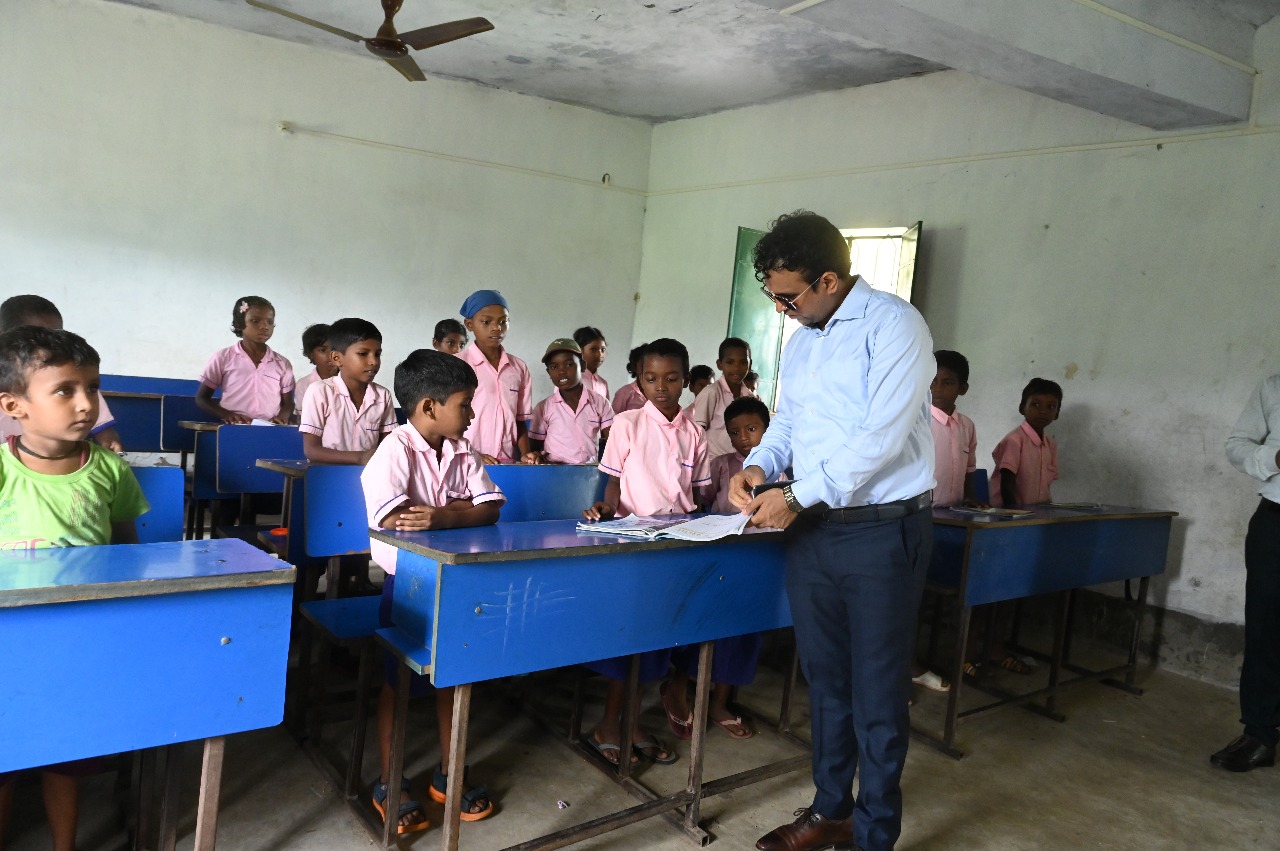 Deputy commissioner did a surprise inspection of two schools of Barhet, praised teachers in Bansjori, expressed displeasure in Paharpur