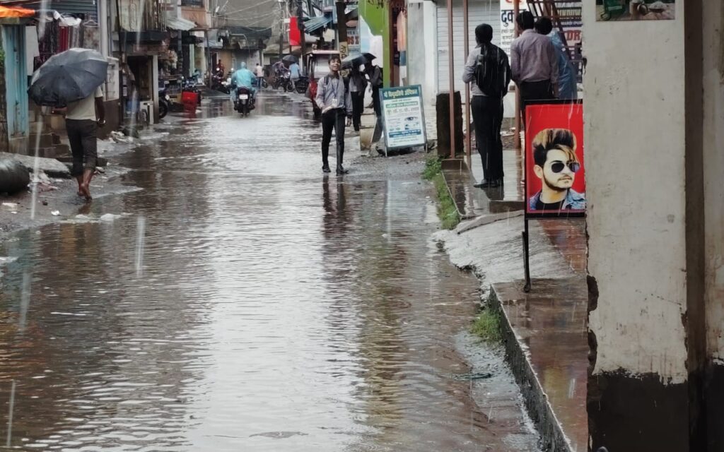 Barharwa Nagar Panchayat's development submerged in the road of Sabzi Mandi, school children forced to walk on water