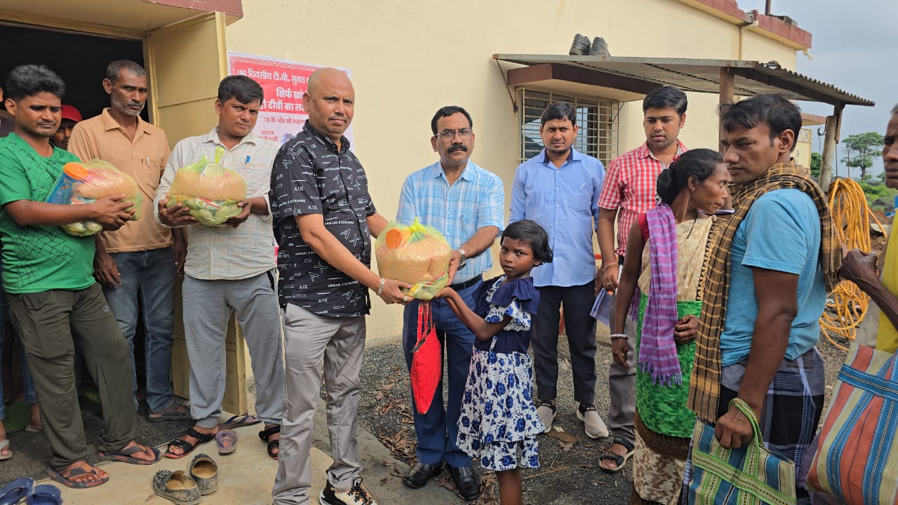 Pakur: Social worker Lutfal Haq adopted TB patients and distributed nutrition kits to them