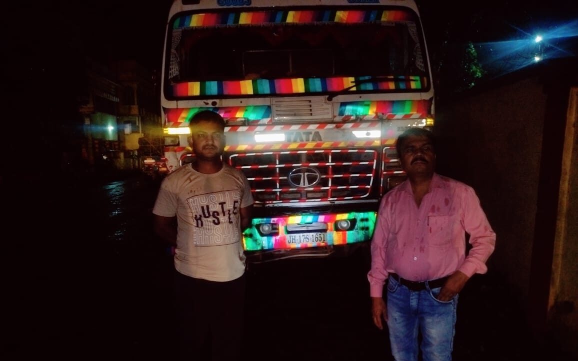 Pakur: Illegal stone transportation busted in Hiranpur, Hiva running without challan was confiscated
