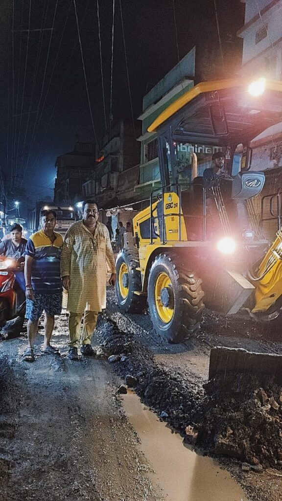 Sahibganj: The dilapidated road of Teenpahar market was leveled on the initiative of Zilla Parishad member Randhir Singh