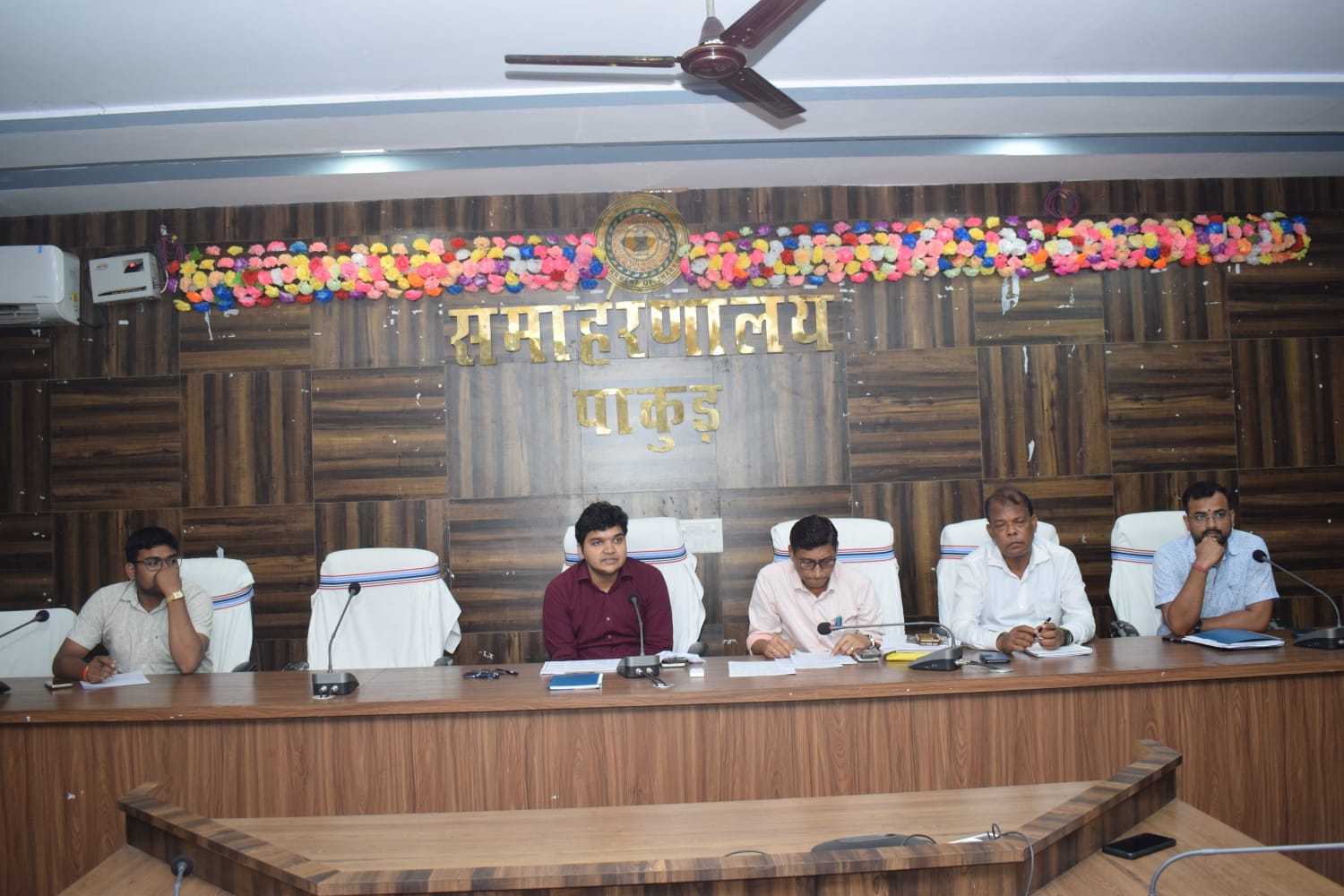 Pakur: Deputy Commissioner reviewed the schemes of ITDA and Welfare Department, pending schemes should be completed soon, instructions were given to expedite the work