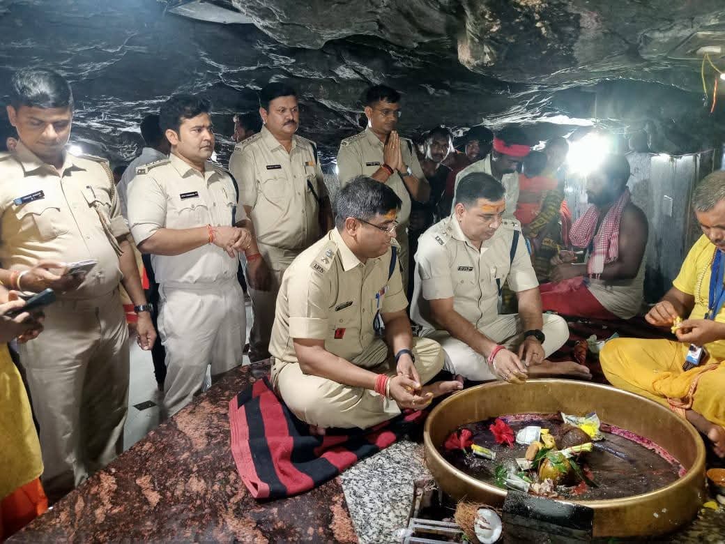 Sahibganj and Godda SP performed pooja at Baba Gajeshwarnath Dham, Shivgadi committee felicitated them