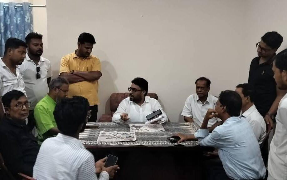 Congress State General Secretary Tanveer Alam was seen active in resolving Pakur rural problems
