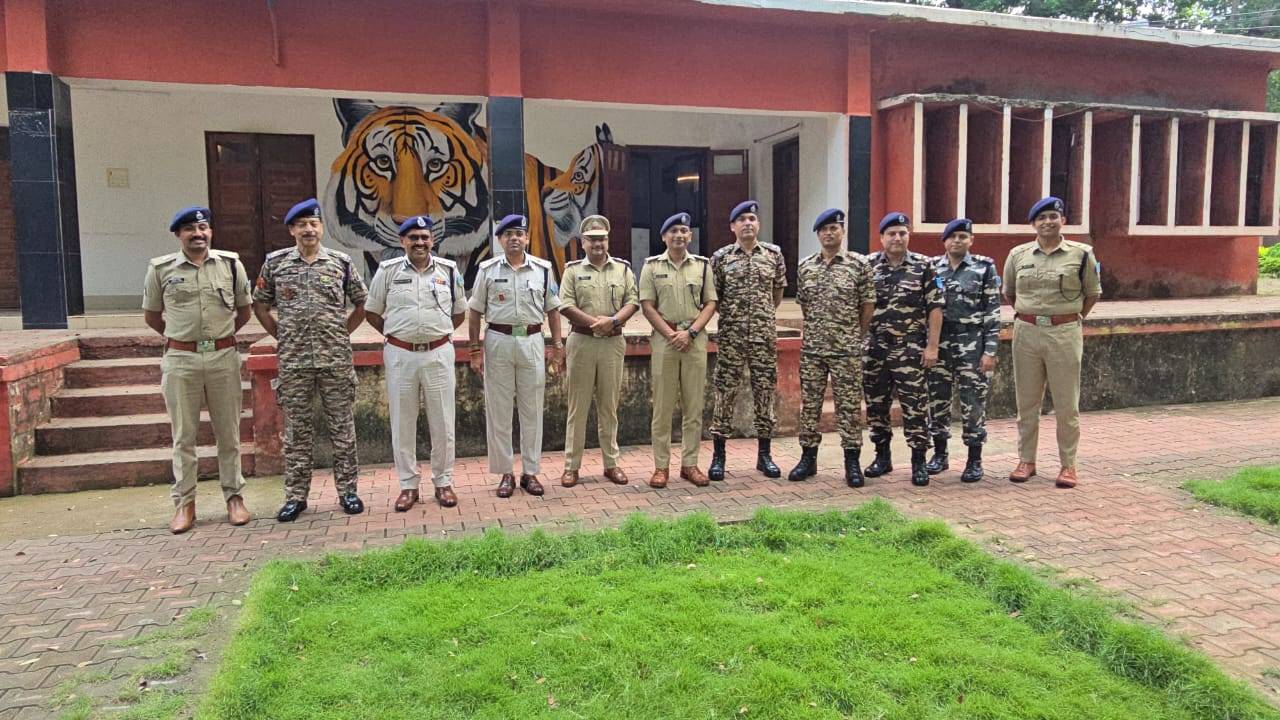 Betla: Naxalites should surrender, otherwise be ready to be shot: IG Sunil Bhaskar