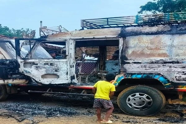 Naxalites created havoc in Chatra late at night, spread terror by burning two vehicles