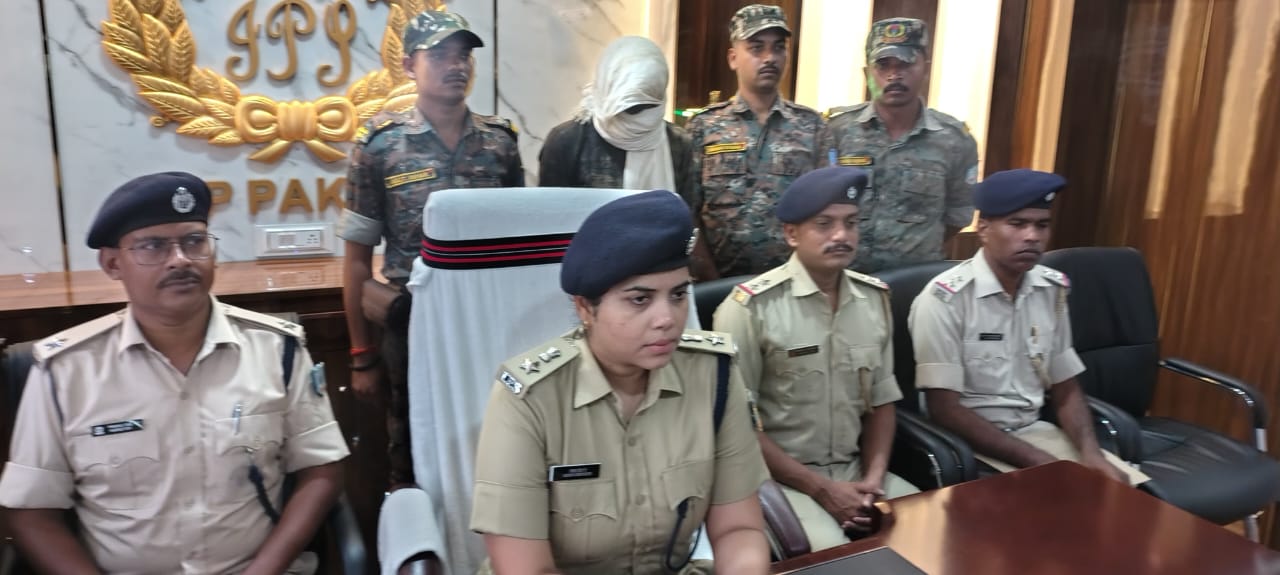 Pakur: A youth roaming around looking for a robbery was arrested with a country-made pistol
